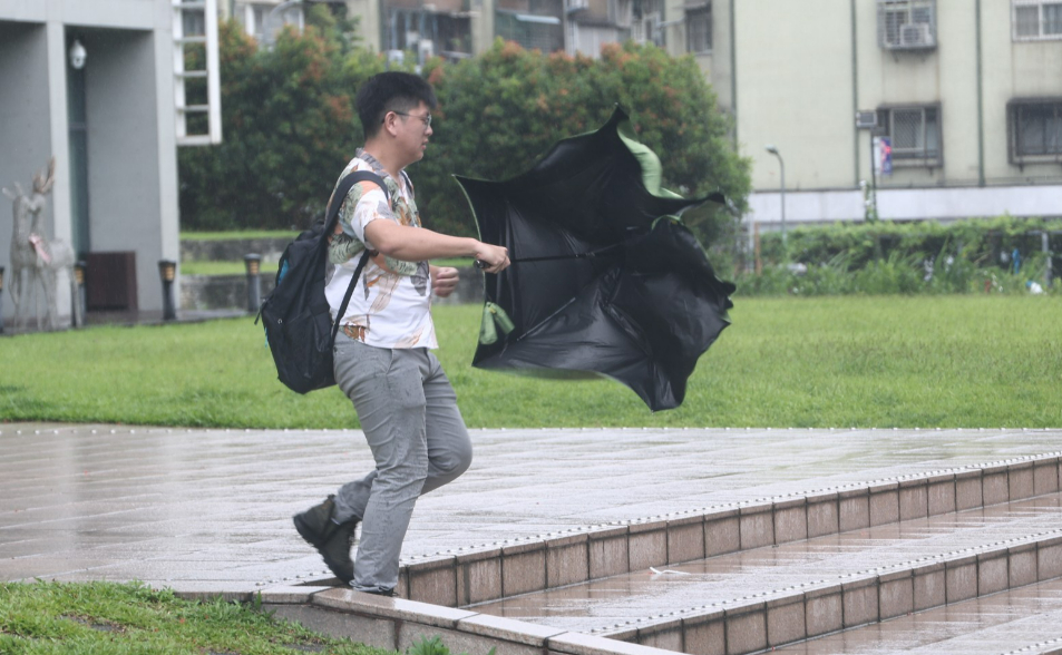 快訊／嘉義、台南也納陸警範圍！「小犬」襲台8縣市嚴加戒備
