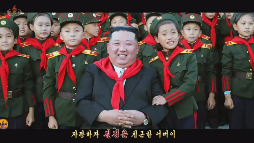 北韓推新MV歌詞空前大膽　歌頌金正恩「友好的父親」、全員燦笑狂比一動作