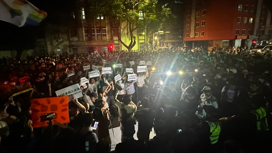 【動畫說時事】立院門內夜戰　場外數百學生怒喊「沒有討論、不是民主」