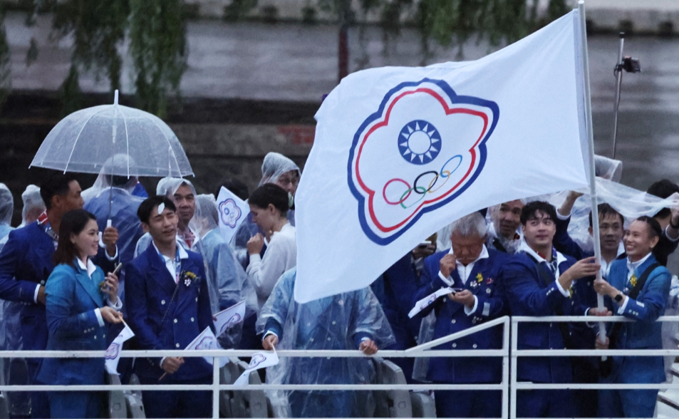 小戴燦笑掌旗！巴黎奧運開幕　中華隊亮相