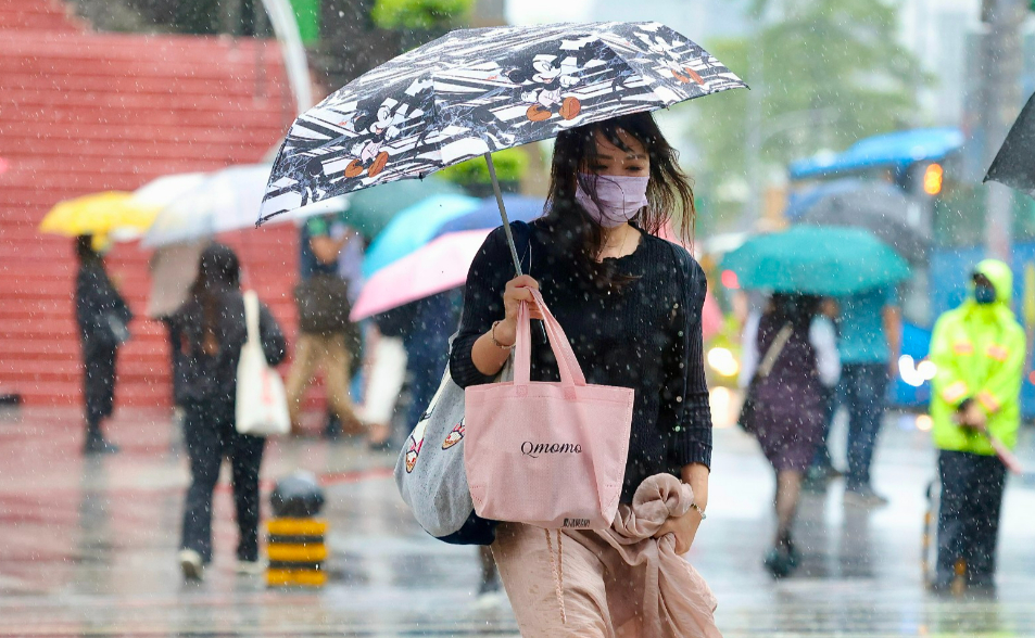凱米水氣殘留「大雨襲7縣市」！新熱帶低壓下週將生成　接近台灣時間曝