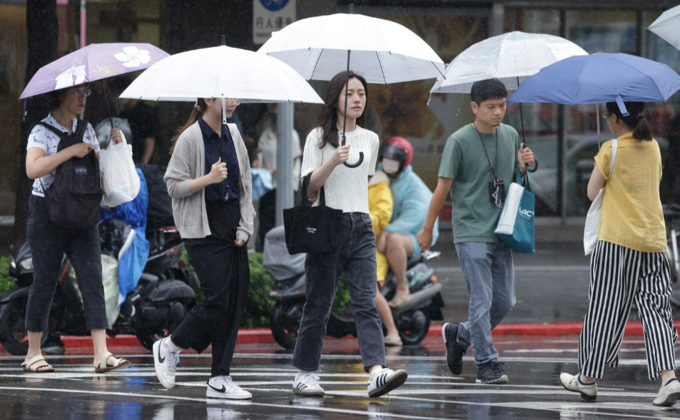 再忍一天！北東濕冷南部放晴　4縣市大雨下到晚上