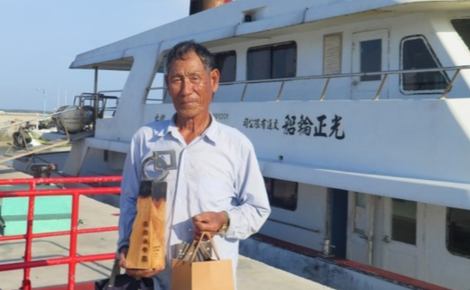 10級風浪也嘸驚！赤腳船長53年堅守「望安人返家路」  寫離島傳奇