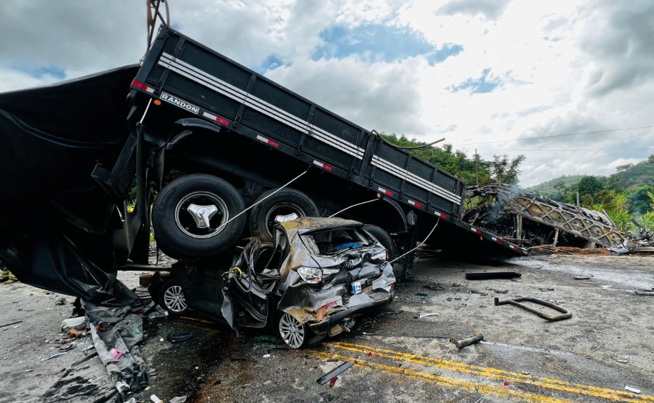 巴西大卡車與巴士相撞起火至少38死　卡車司機逃逸