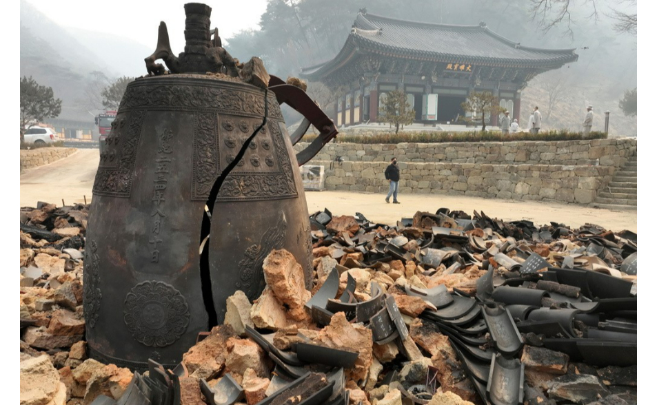 古剎破鐘、烈焰、焦土！南韓野火奪27命　回顧驚心畫面