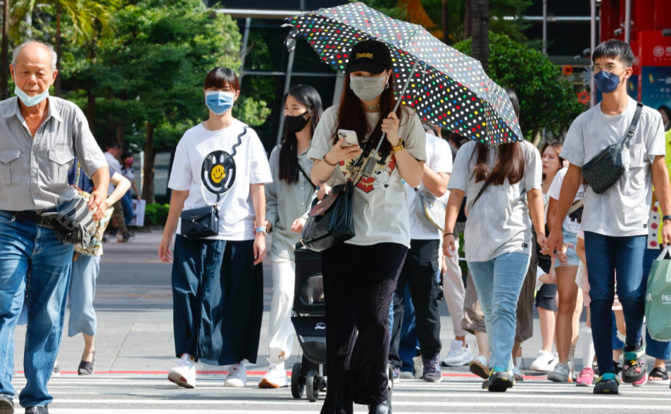 今悶熱高溫35℃ 第3波梅雨鋒面周六報到