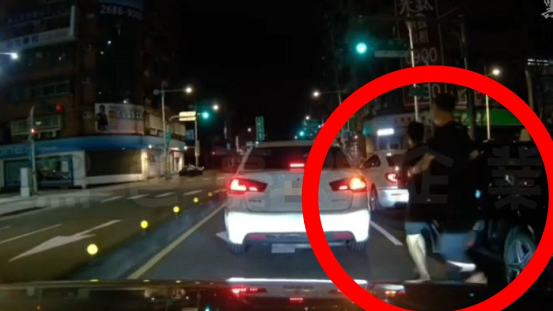 只是綠燈起步慢！他暗夜遇路怒黑衣人「鐵拳爆捶車窗」　恐怖畫面曝光