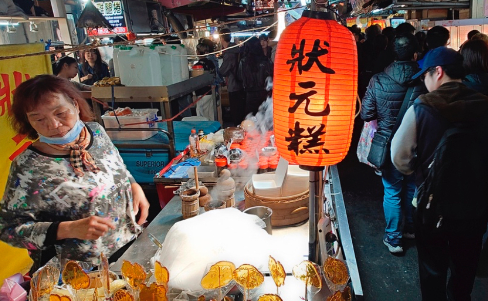 食安新制上路！手摸錢再碰食物恐挨罰2億     外送員禁菸、嚼食口香糖