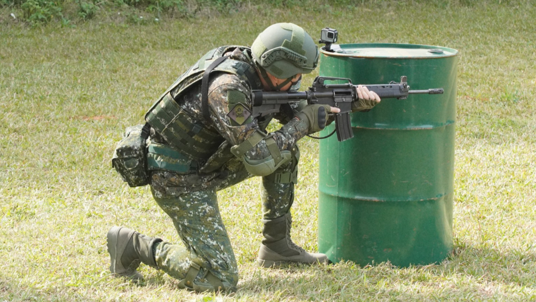T91步槍「站立射擊姿勢」上膛瞄準長官　陸軍中士慘了