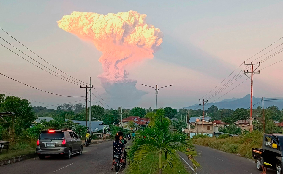 印尼勒沃托比火山噴發　火山灰噴至1萬公尺高空畫面曝光！