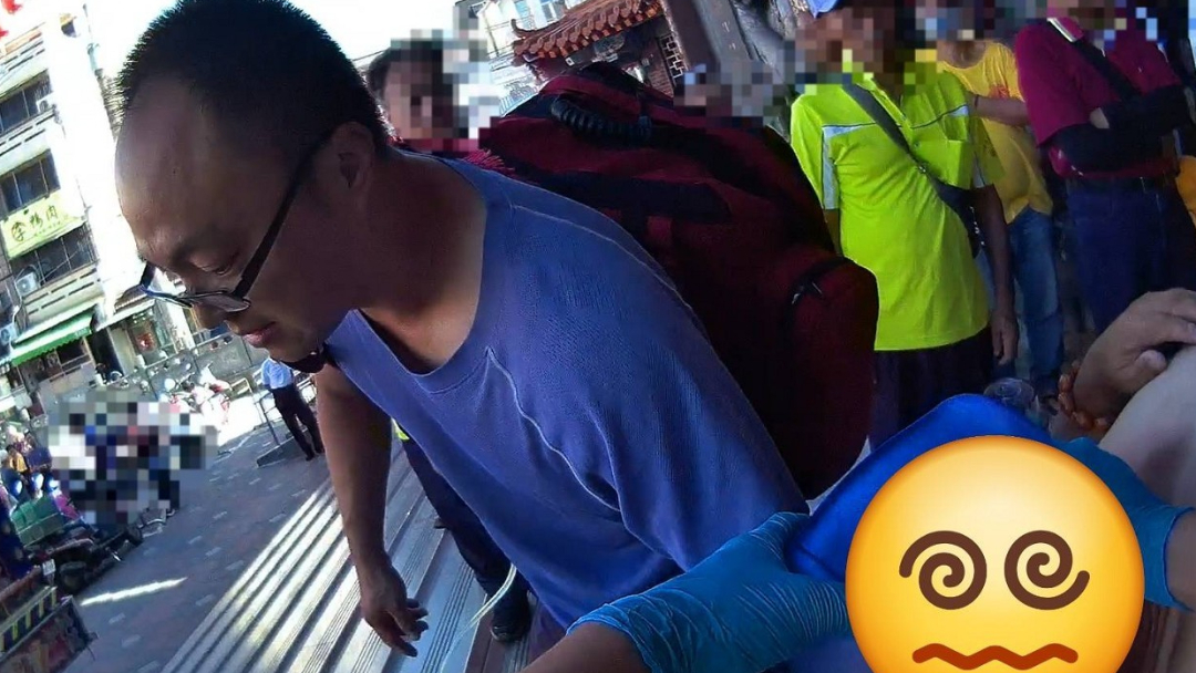 乩童「退駕瞬間」倒地沒生命跡象！不是附身　休假消防員神救援
