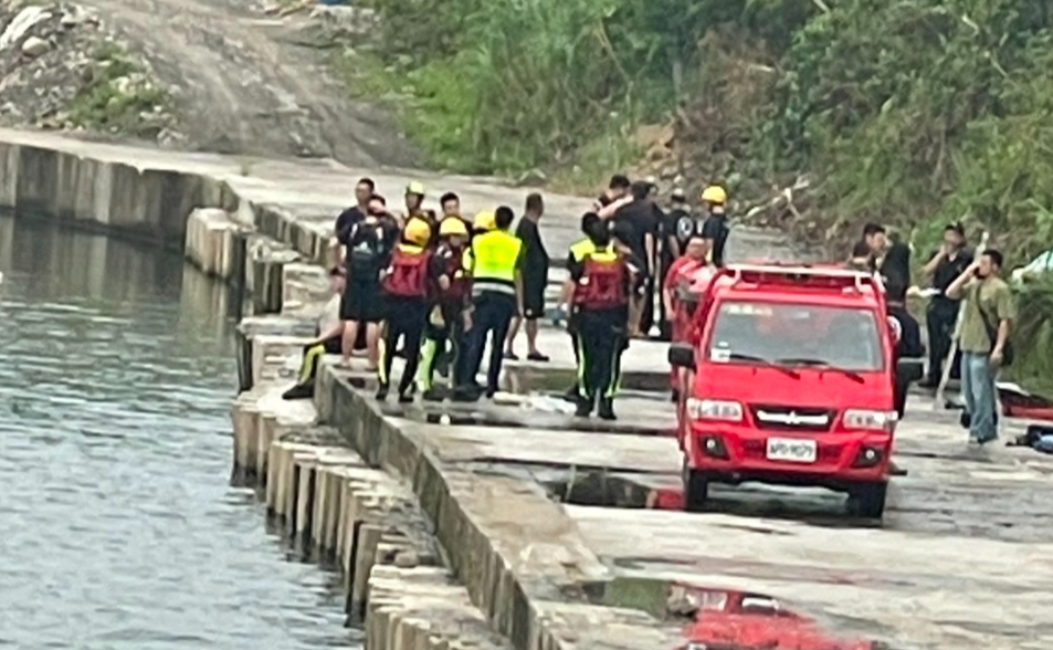 船艇翻覆驚悚影片曝光！新北2警消、1義消搜溺全失去生命跡象