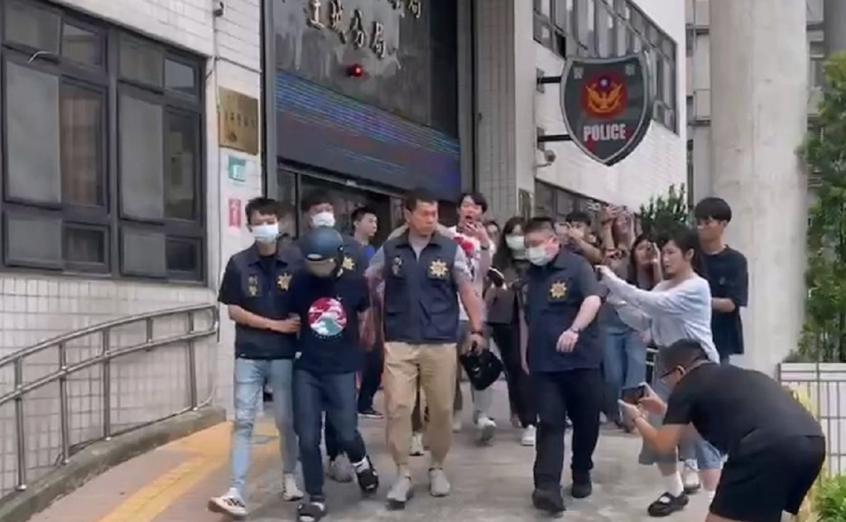 姊遭刺胸、妹被割頸！染血凶刀找到了　土城家暴男見記者「嚶嚶聲」低泣博取同情