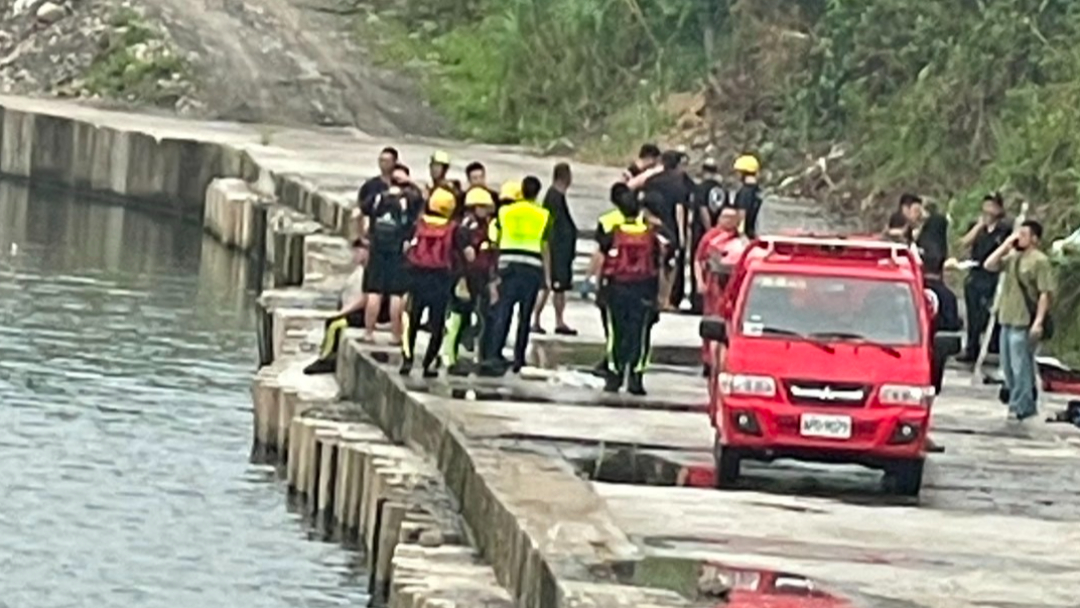 船艇翻覆驚悚影片曝光！新北2警消、1義消搜溺全失去生命跡象