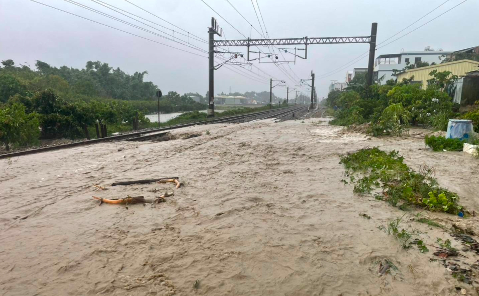 豪雨重創！台鐵「二水－林內」路段掏空停駛　估晚間搶通