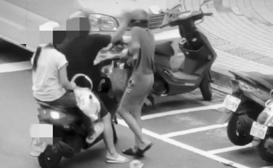 「土城虎爸」栽了！他拿安全帽當街打小孩  法院裁定羈押：有反覆實施之虞