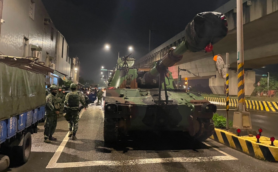 漢光演習「M109A5自走砲」出事　桃園街頭撞爛4車！現場曝光