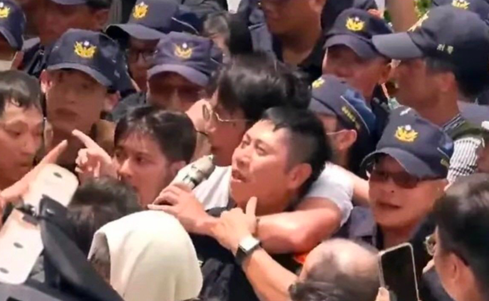 對警勒脖？黃國昌：手放肩膀、警有笑　再嗆記者「夠了嗎請後退」