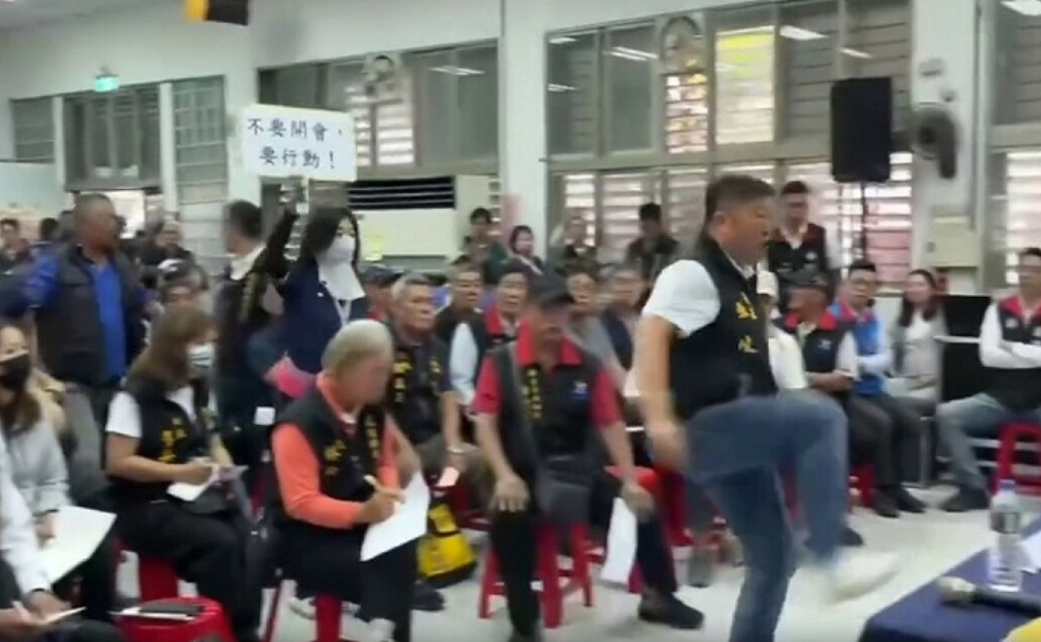傅崐萁辦光復重建座談「獨漏他」！議長張峻率災民衝現場踹桌抗議