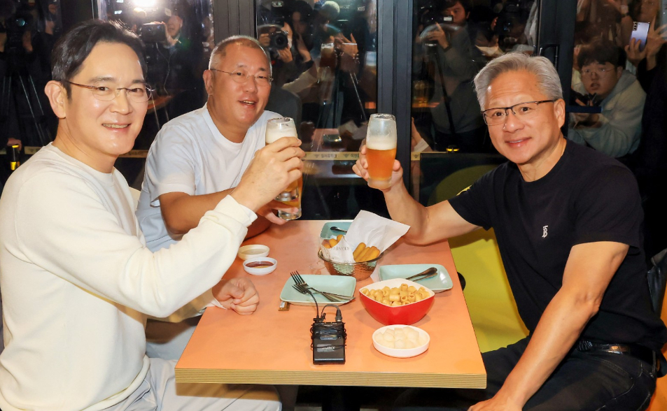 有片／黃仁勳「吃喝商場學」邀三星現代會長嗑炸雞　店外擠爆千人圍觀