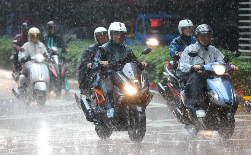 鳳凰颱風「大甩尾」撲台影響時間延後了　預估這天登陸台灣