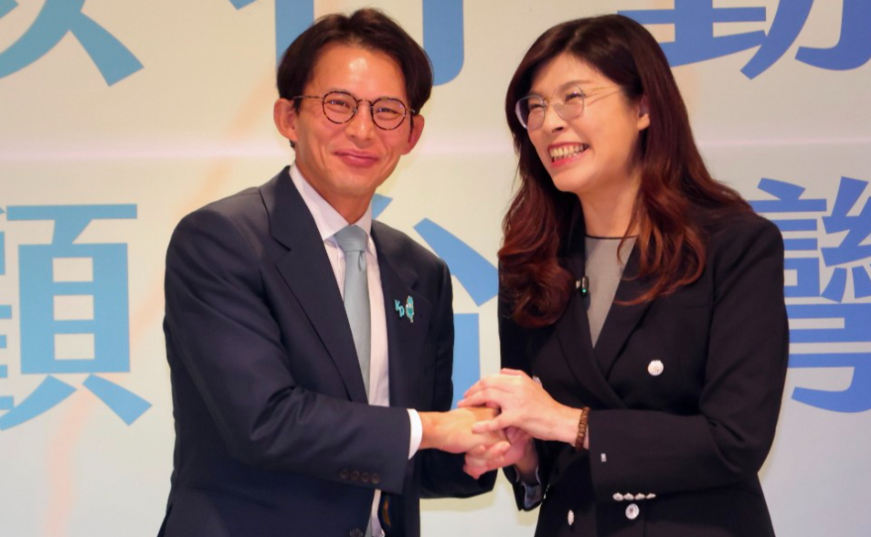 吳崑玉觀點：鄭黃會贈「藍鳥領飛」瓷盤 國民黨送禮潛台詞白營看懂沒？