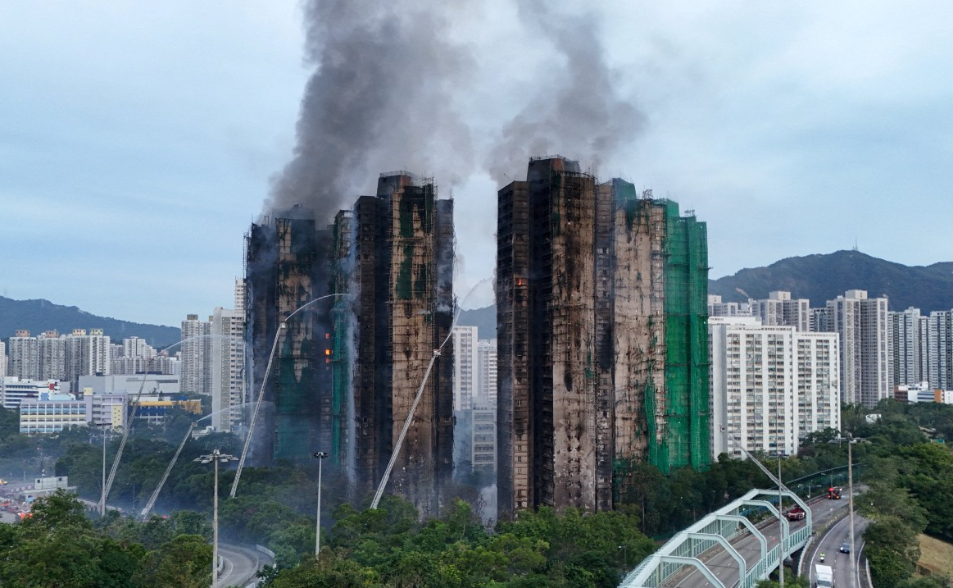 香港大火8棟樓同時維修逾一年　居民：警鈴根本沒響、靠群組與敲門通報逃生
