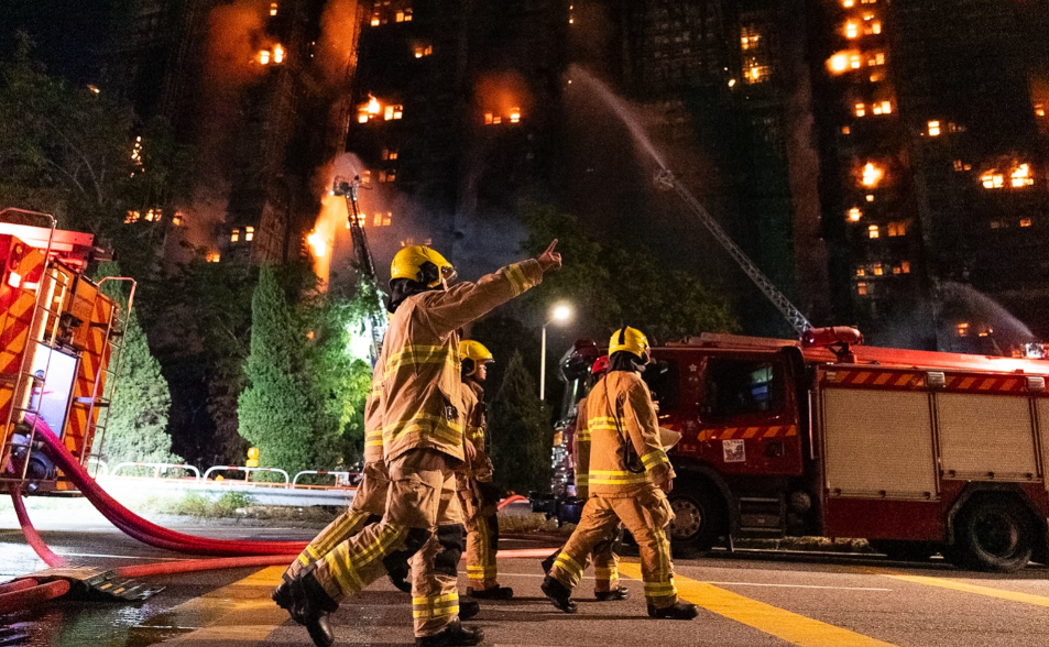 香港大火逾12小時致44死仍未撲滅　工程公司3人涉過失殺人被捕