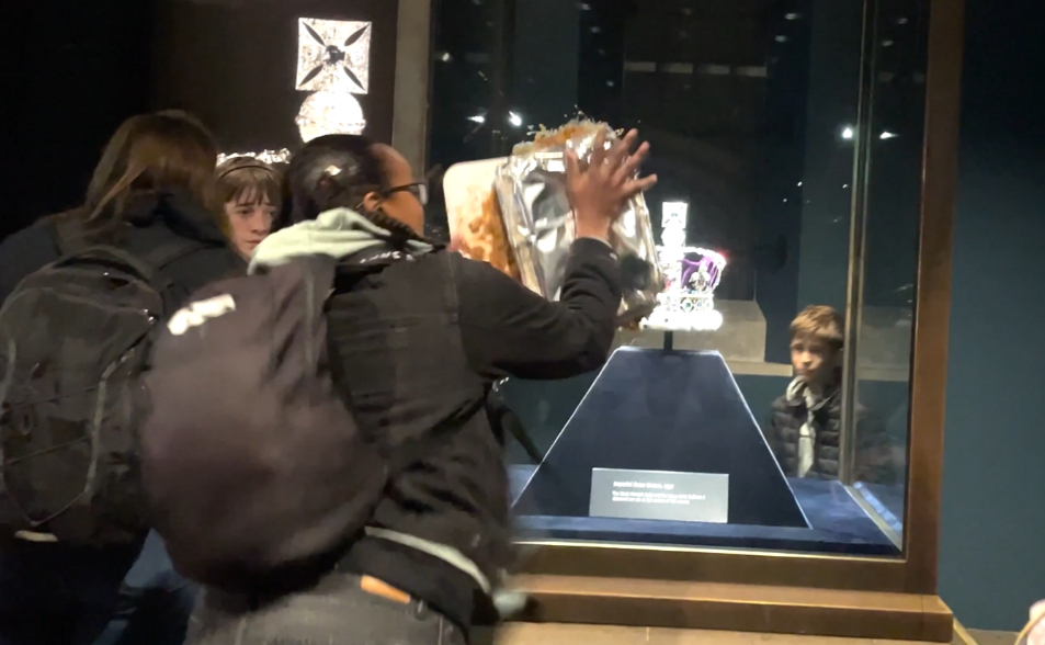 有片／這哪招？公民團體闖倫敦塔、朝王室珠寶展示櫃狂抹甜點後被捕