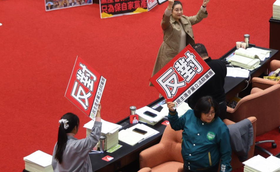 【更新】年改倒退嚕！藍白強行通過停砍公教年金　所得替代率回溯停在2023年