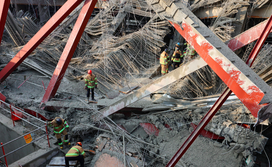 天寒搶救難…南韓光州圖書館崩塌「4人死亡」　業者驚：建物中間沒柱子