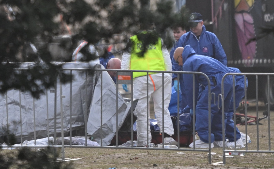 10歲女童慘死！澳洲雪梨父子檔大屠殺致15亡　警搜出6槍2爆炸裝置