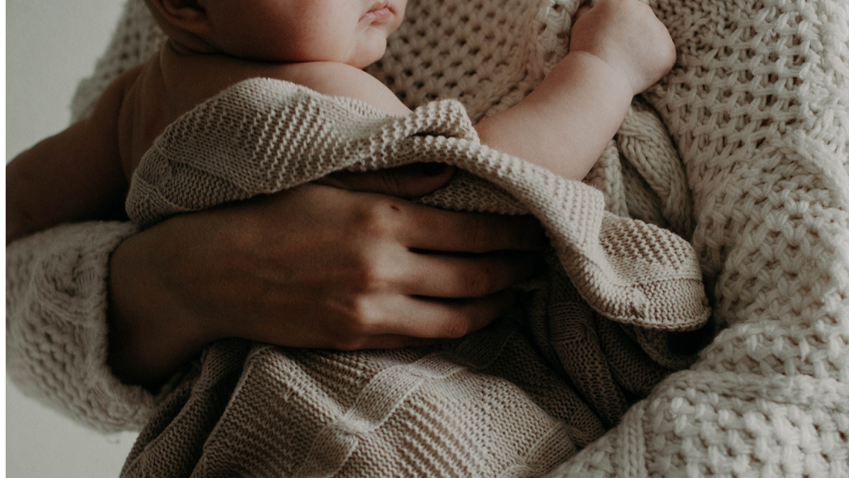 酒店女帶幼女陪侍、吸二手毒煙　10月女嬰嗆奶亡竟驗出多種毒品