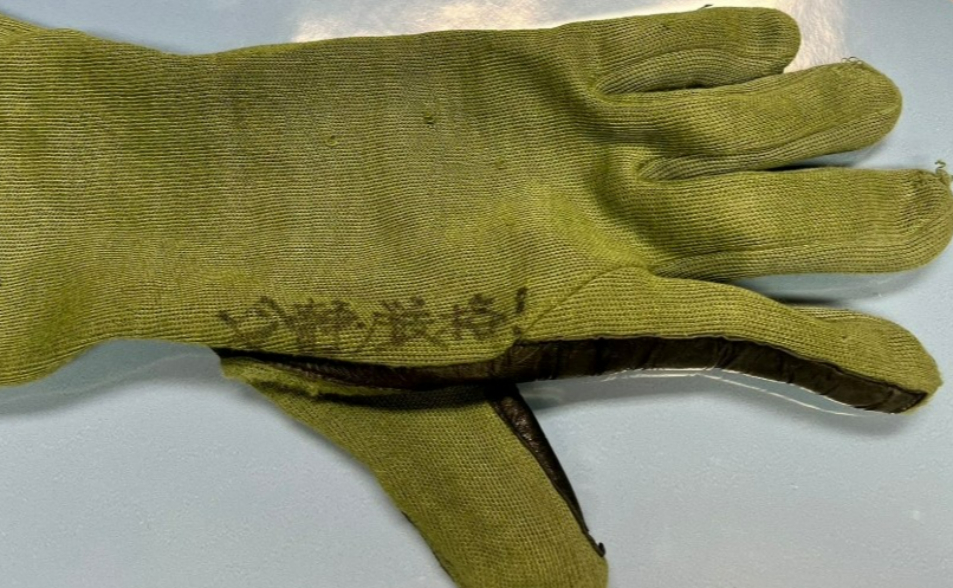 曬資深飛官「4字軍魂」手套！　小泉大讚自衛隊不畏中國雷達照射