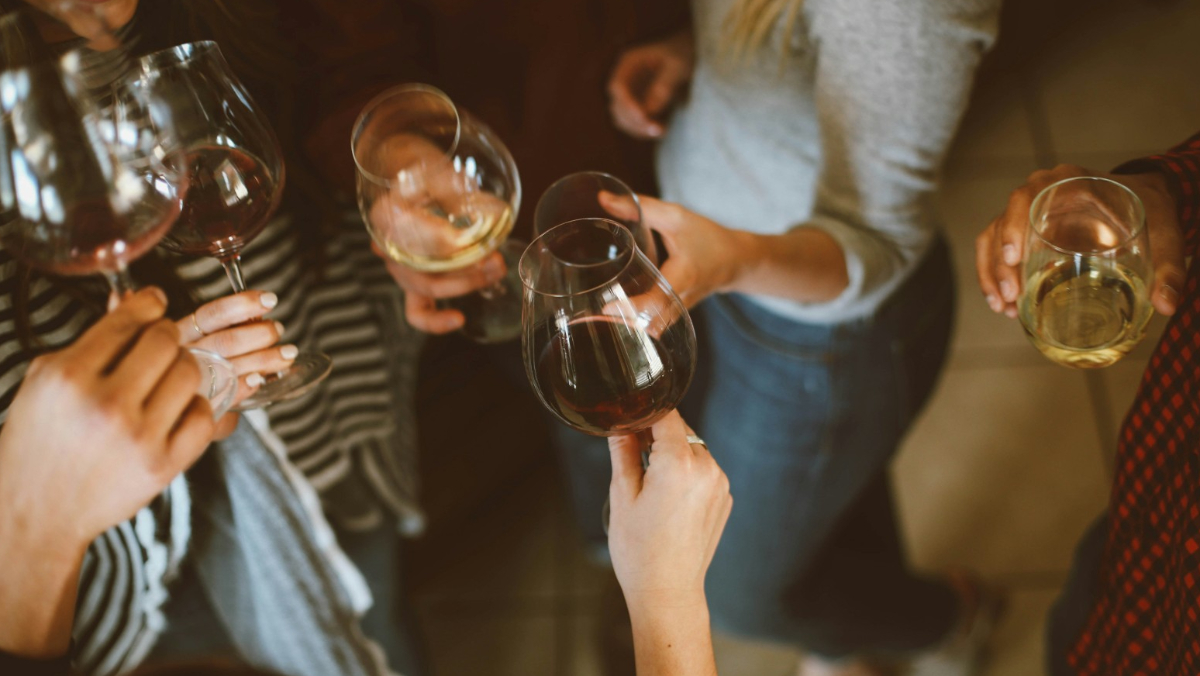 女嗑藥配酒四肢扭曲 男友「邊拍影片邊笑」！延誤送醫不治