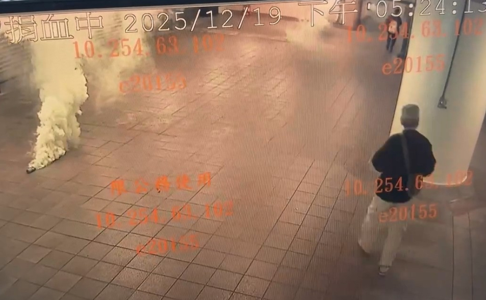 北車、北捷無差別殺人！黑衣男行兇後墜樓亡　起底「27歲、逃兵通緝」　