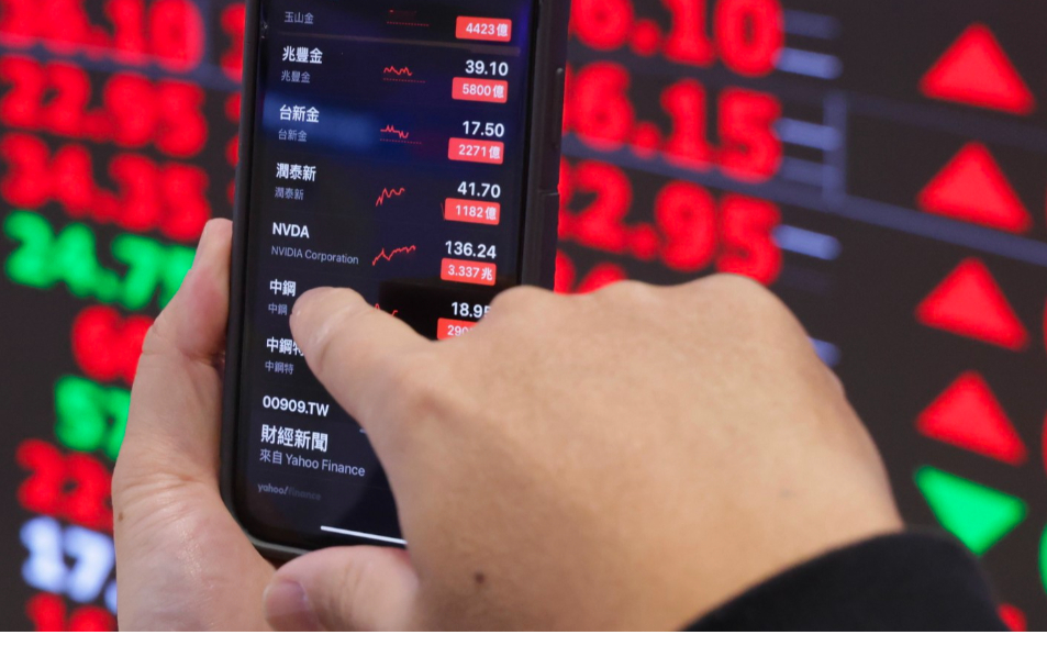 台股早盤飆漲逾400點重回兩萬八　台積電最高漲至1470元