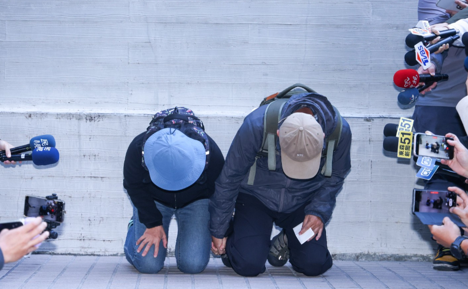 張文父母下跪2度「對不起」　兒隨機殺人奪3命：無法彌補傷害損害