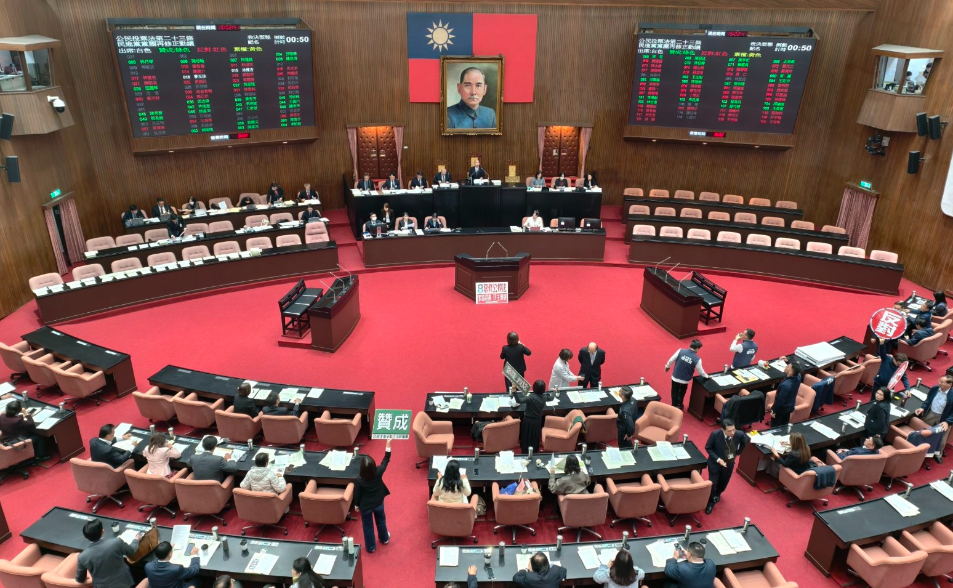 民進黨支持度暴增「比藍白加起來還多」　游盈隆：這2事在野支持者也不挺