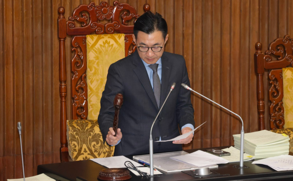 老菸槍注意！立院三讀汽機車駕駛行駛間持煙、抽菸都要罰1200元