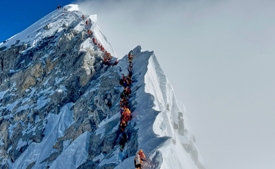 喜馬拉雅山垃圾問題難解　尼泊爾祭新規：12萬台幣押金改「清潔費」不退還