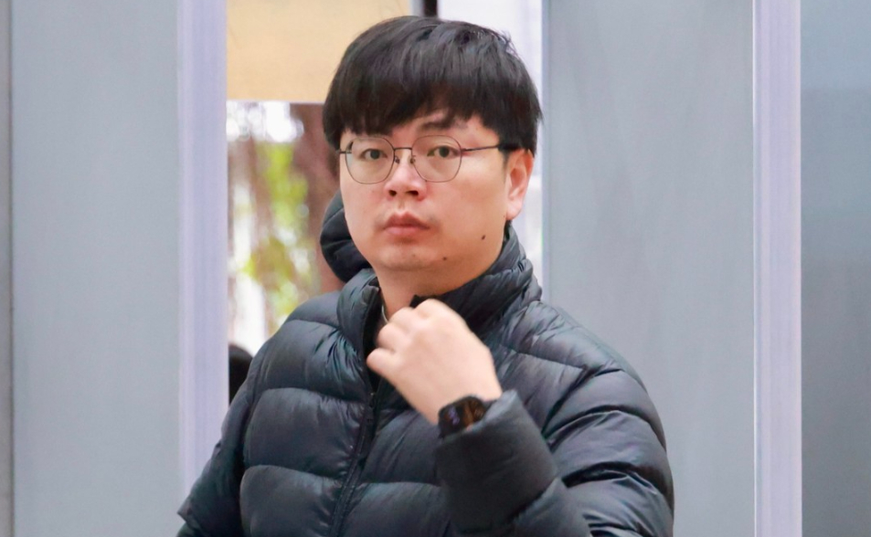 涉入侵央廣官網放五星旗！內鬼工程師等3人不認罪 他為閃採訪躲門後