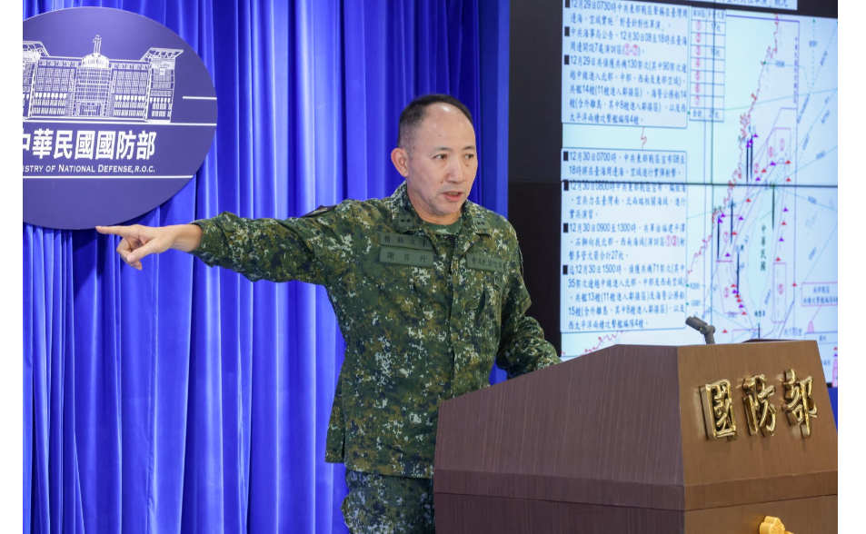 史上最接近！ 中共兩波火箭共27枚落南北24海浬內 國防部：未飛越台灣