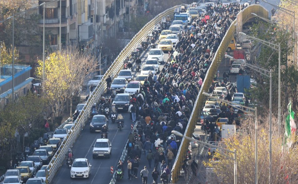 更新／貨幣貶值一半、通膨高達40%！伊朗連日全國大示威多人死