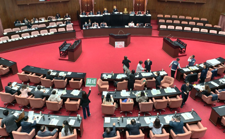 新聞切片／總預算還在卡！不講理、不論法只是比人頭　藍白是要監督還是癱瘓政府