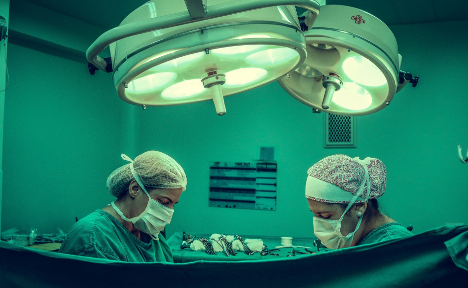 獨家／不只台中榮總　新北爆「無照醫材商」執刀　骨科醫在旁滑手機