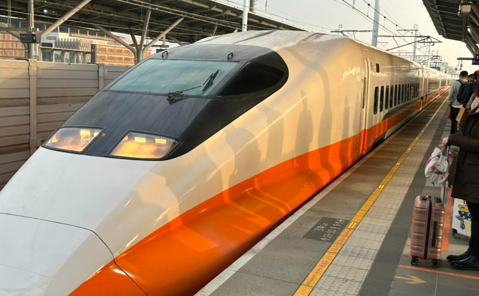 悚！高鐵台南站旅客衝撞列車落軌