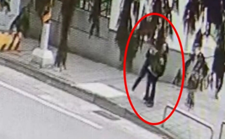 桃園隨機攻擊！國小女童出校門遭陌生女子「勒頸拖行」　恐怖畫面曝光