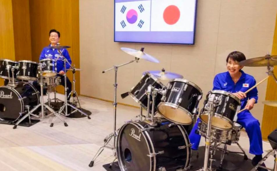 【有片】為李在明圓夢！高市早苗驚喜安排「打鼓外交」　日韓領袖同奏BTS歌曲