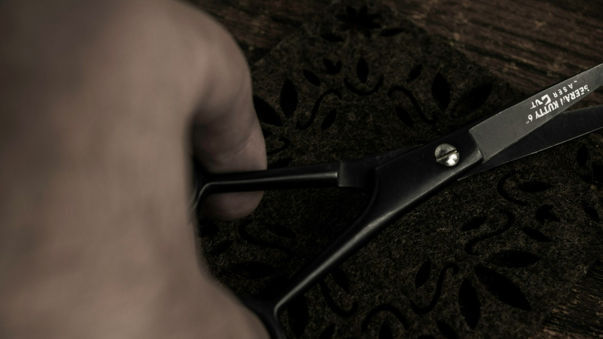 北捷又有人亮刀！婦持利剪問「要理髮嗎」 女乘客嚇壞報警